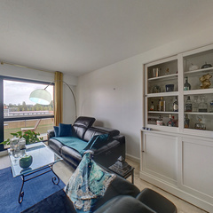 loading blurry tour image