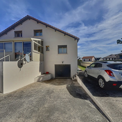 loading blurry tour image