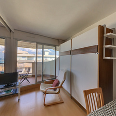 loading blurry tour image