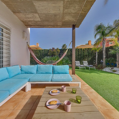 loading blurry tour image