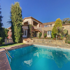 loading blurry tour image