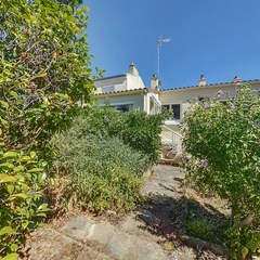 loading blurry tour image