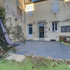 loading blurry tour image