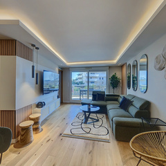 loading blurry tour image