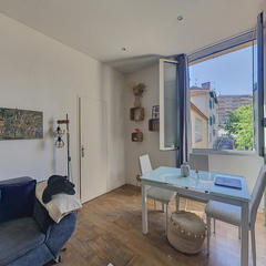 loading blurry tour image