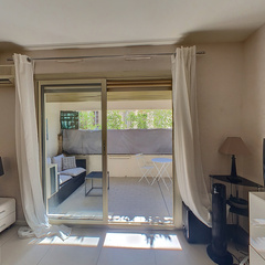 loading blurry tour image