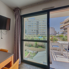 loading blurry tour image