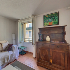 loading blurry tour image