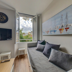 loading blurry tour image