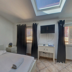 loading blurry tour image