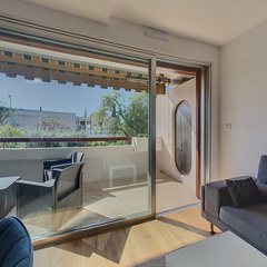 loading blurry tour image