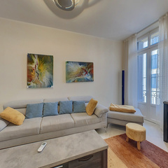 loading blurry tour image