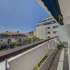 loading blurry tour image