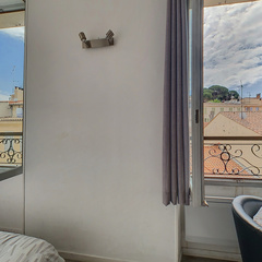 loading blurry tour image