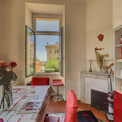 loading blurry tour image