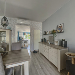 loading blurry tour image