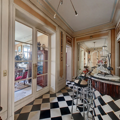 loading blurry tour image