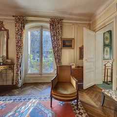 loading blurry tour image