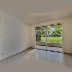 loading blurry tour image