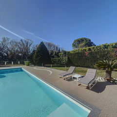 loading blurry tour image