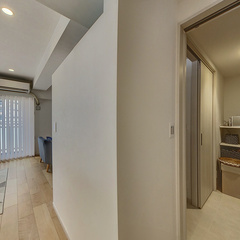 loading blurry tour image