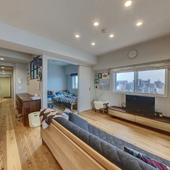 loading blurry tour image