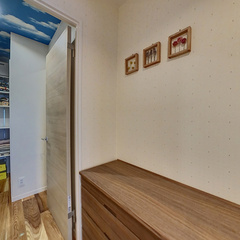 loading blurry tour image