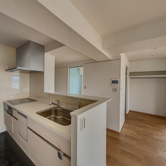 loading blurry tour image