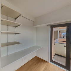 loading blurry tour image