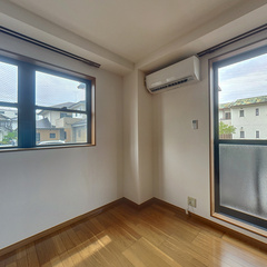 loading blurry tour image