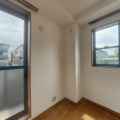 loading blurry tour image