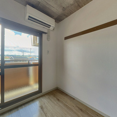 loading blurry tour image