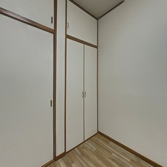 loading blurry tour image