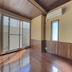 loading blurry tour image