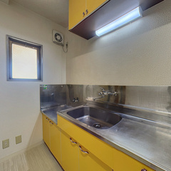 loading blurry tour image