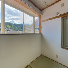 loading blurry tour image