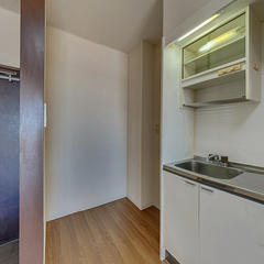 loading blurry tour image