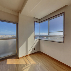 loading blurry tour image