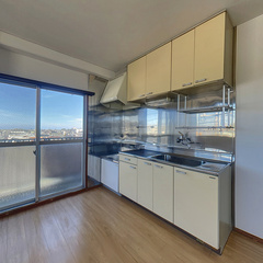 loading blurry tour image