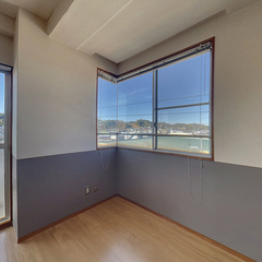 loading blurry tour image