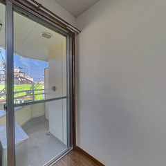 loading blurry tour image