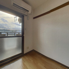 loading blurry tour image