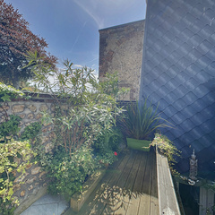 loading blurry tour image