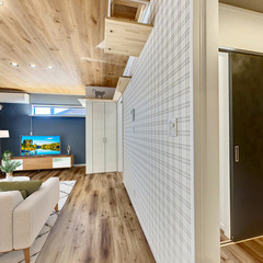 loading blurry tour image