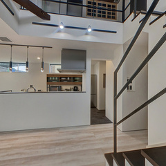 loading blurry tour image