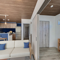 loading blurry tour image