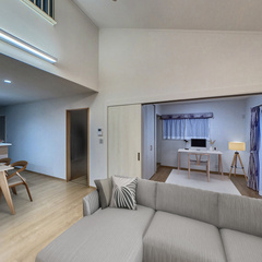 loading blurry tour image