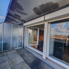 loading blurry tour image