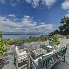 loading blurry tour image