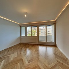 loading blurry tour image